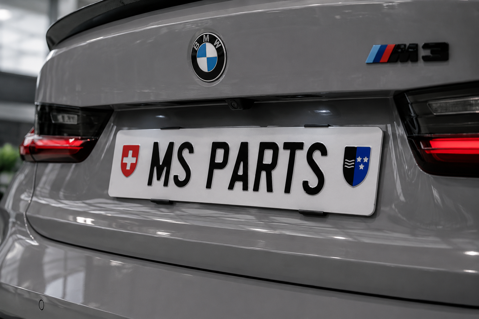 Rahmenlos montiertes MS Parts Musterschild mit Klick-Haltern am BMW