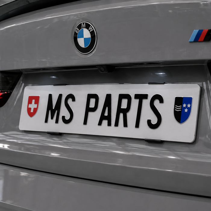 Rahmenlos montiertes MS Parts Musterschild mit Klick-Haltern am BMW