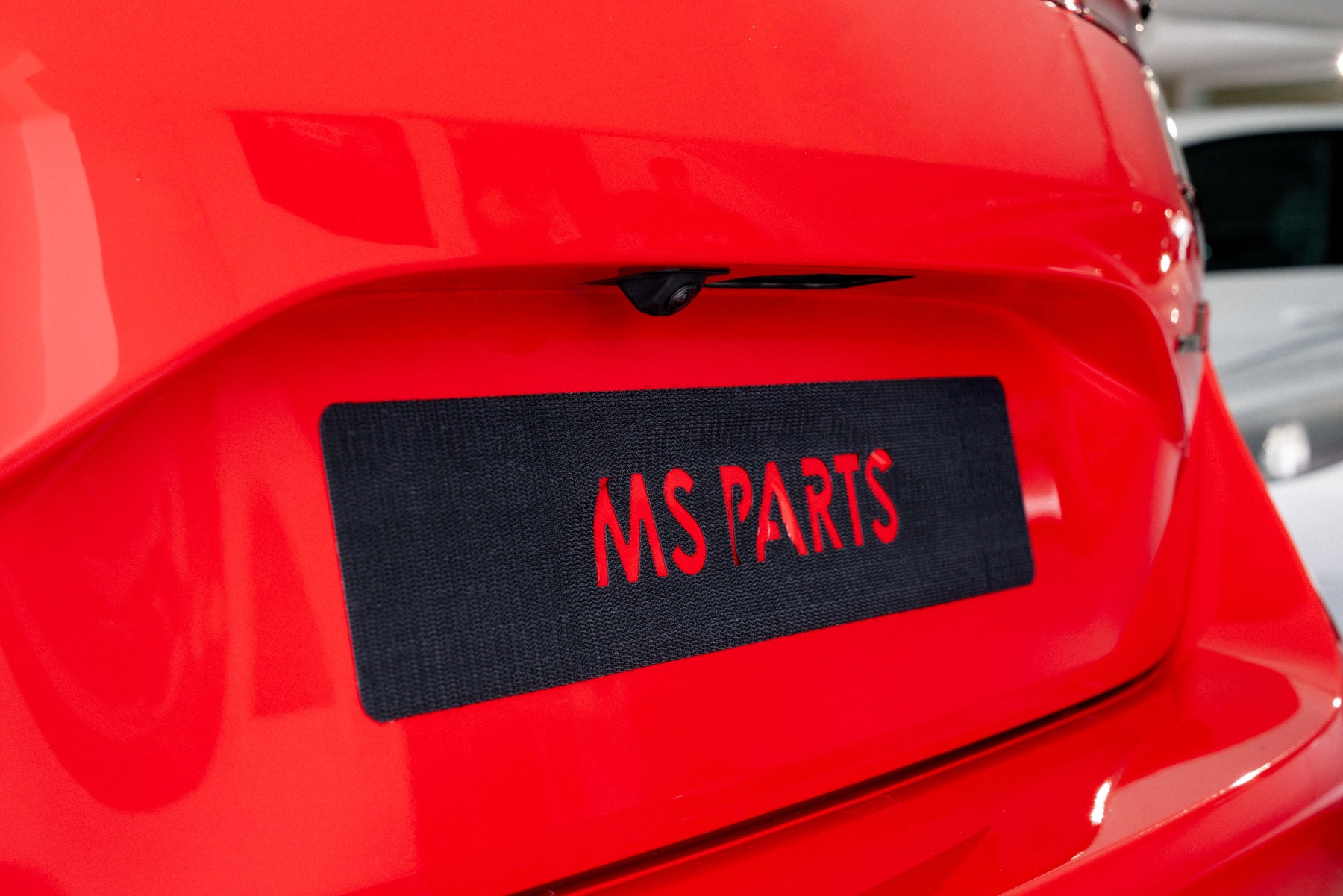 MS Parts Klettstreifen am roten Fahrzeugheck