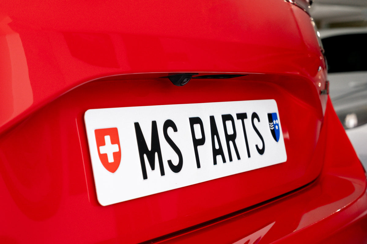 Fahrzeug mit rahmenlosem MS Parts Kennzeichenhalter