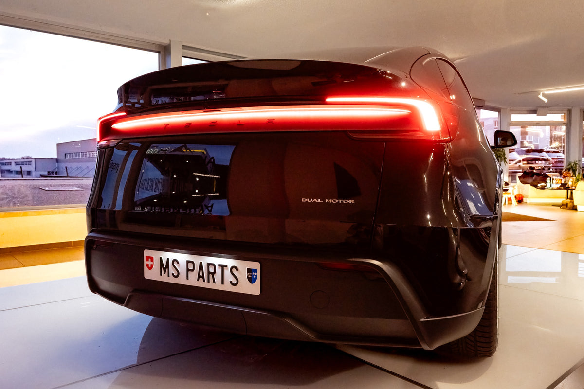 MS Parts Klick-Kennzeichenhalter am Heck eines schwarzen Tesla montiert