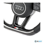 Detail: Carbon-Mittelspange mit S-Emblem am Audi B9 Lenkrad