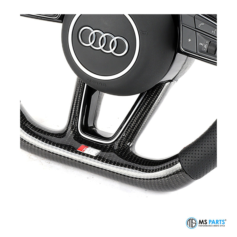 Detail: Carbon-Mittelspange mit S-Emblem am Audi B9 Lenkrad