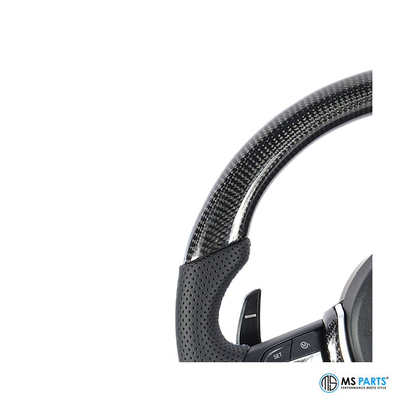 Detail: Sichtcarbon und Griffzone am BMW F-Serie Lenkrad