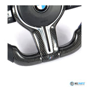 Detail: Carbon-Mittelspange mit M-Emblem am BMW F-Serie Lenkrad