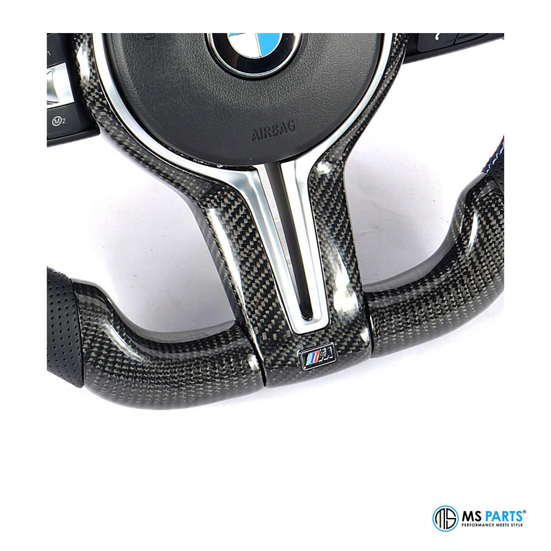 Detail: Carbon-Mittelspange mit M-Emblem am BMW F-Serie Lenkrad