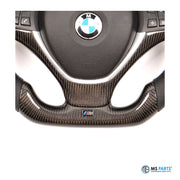 Detail: Carbon-Mittelspange mit M-Emblem am BMW X5 X6 Lenkrad