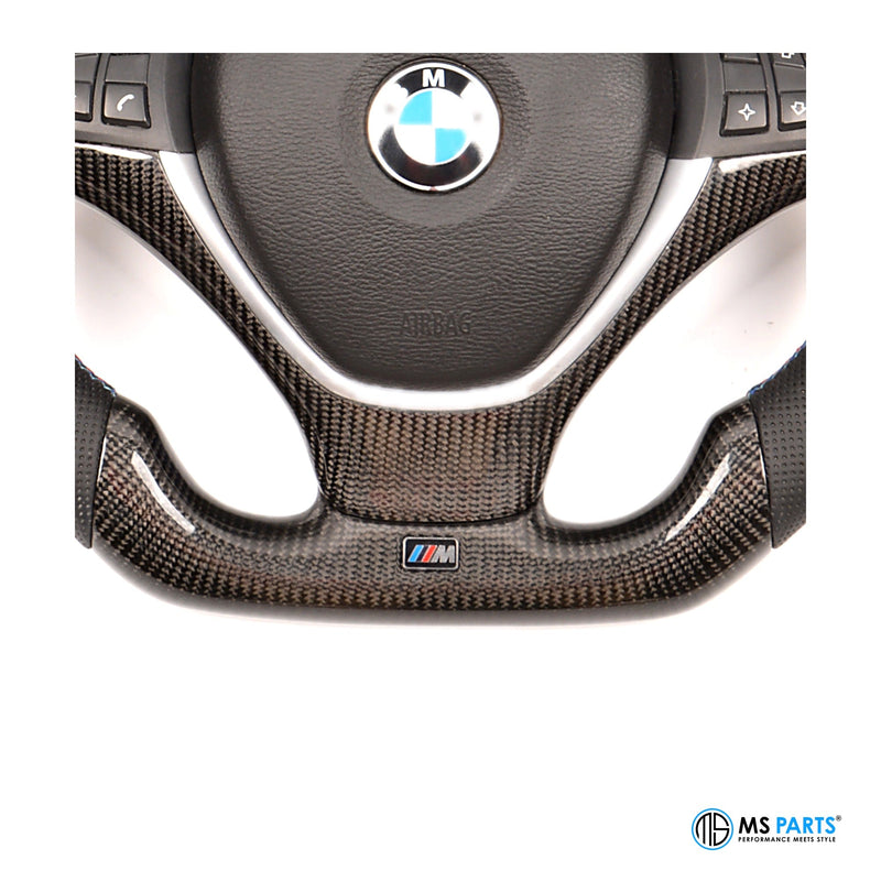 Detail: Carbon-Mittelspange mit M-Emblem am BMW X5 X6 Lenkrad