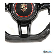 Detail: Porsche-Wappen mit rotem Ring und Carbon-Mittelspange (Beispielbild)