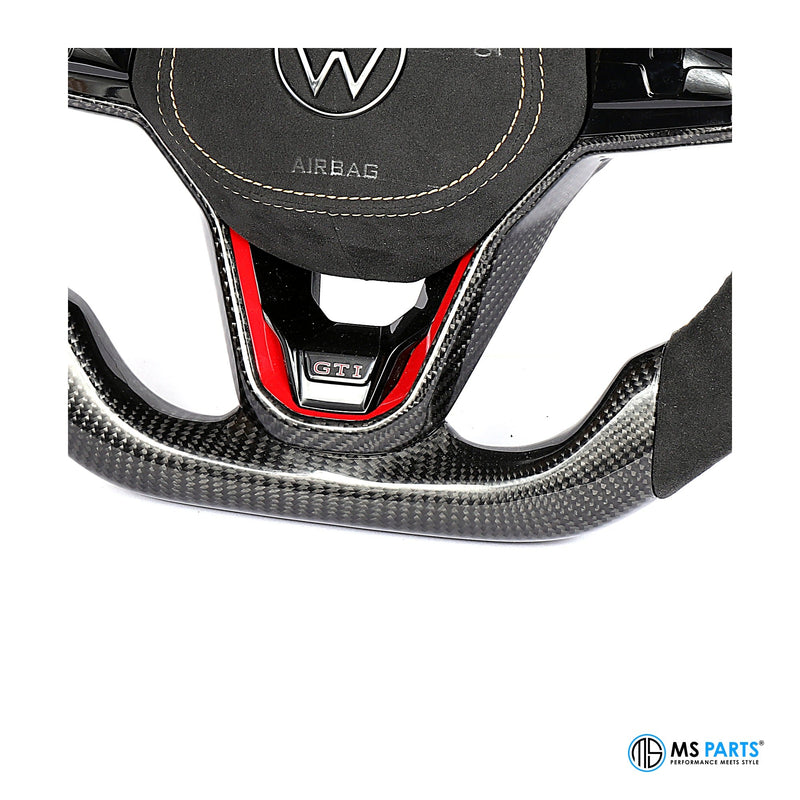 Detail: Carbon-Mittelspange mit GTI-Emblem am VW Golf 8 Lenkrad