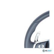 Detail: perforierte Griffzone am VW Golf Mk7 Lenkrad